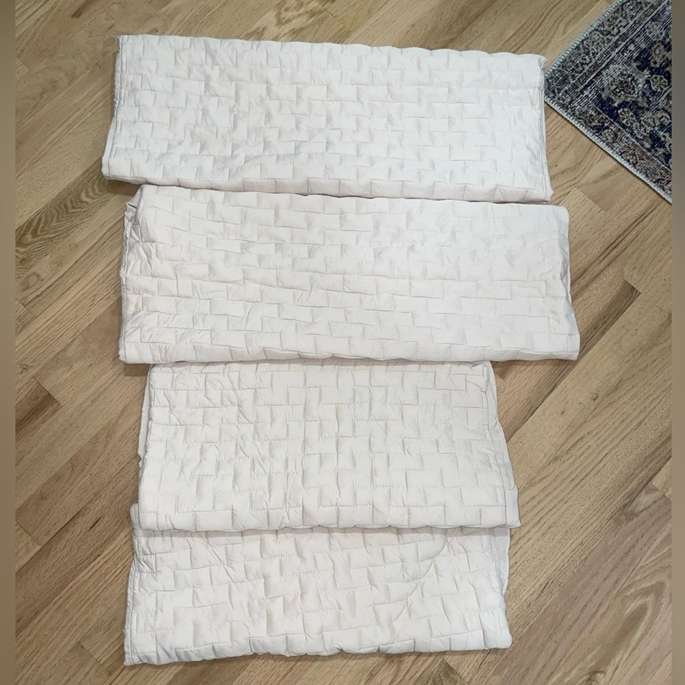 4/ SOLUTIONS 100% RAYON FROM
2 / 24” x24” & 2~20”x20” Pillow Shams Quilted